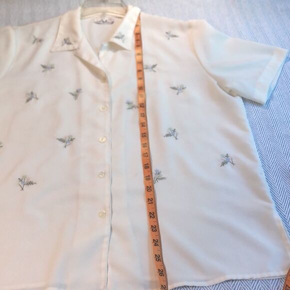 VINTAGE CREAM buttton down dressy blouse Pit to Pit ~ 22 1/2” SO PRETTY - Picture 7 of 14